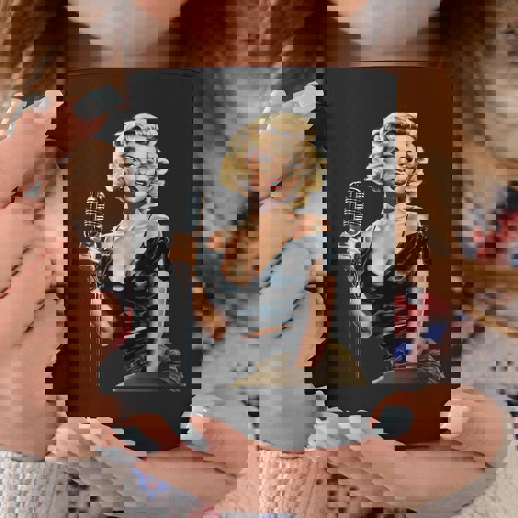 ピンナップガール ビンテージマイク 歌う オールドスクール コーヒーマグ 面白い贈り物