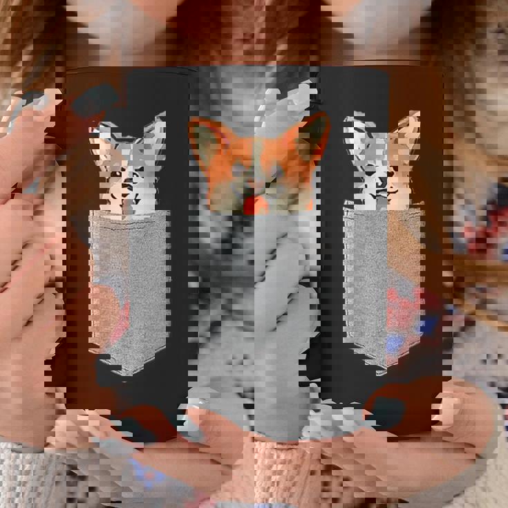 ポケットから覗く可愛いコーギーのデザイン コーヒーマグ 面白い贈り物