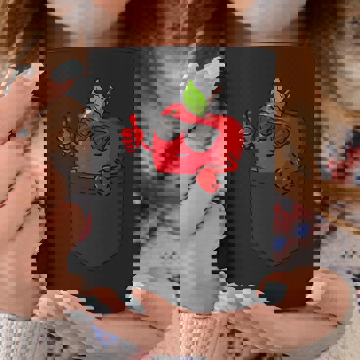 ポケットに入ったクールなリンゴ、サングラスをかけたリンゴのぞき見。 コーヒーマグ 面白い贈り物