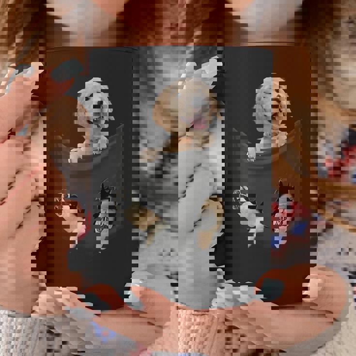 ポケットに入ったゴールデンレトリーバーの犬 ゴールデンパピー のぞき見 コーヒーマグ 面白い贈り物