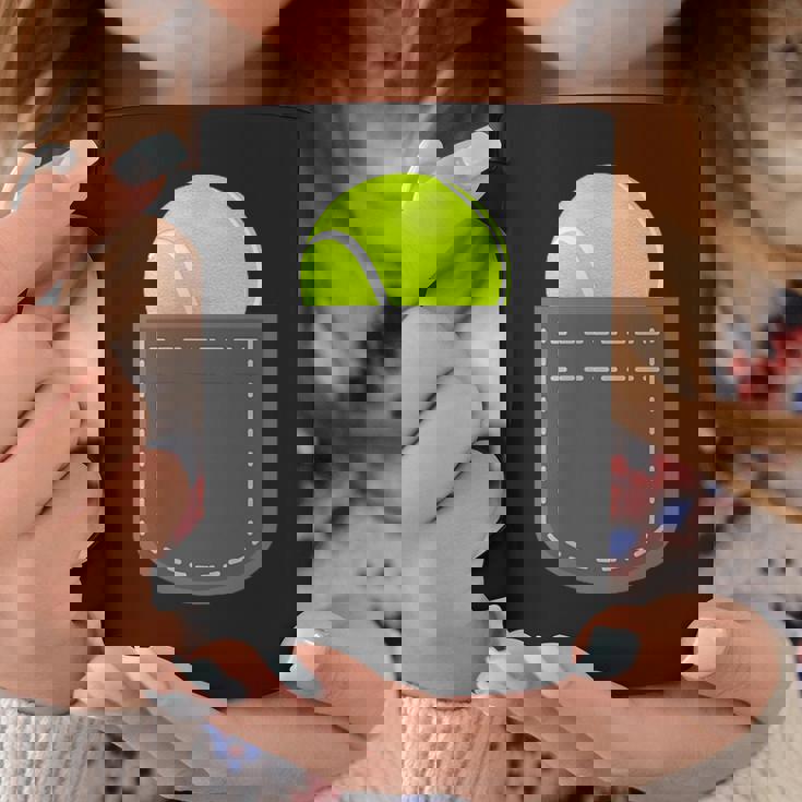 ユーモラスなテニスプレーヤーのための偽のポケットに入った面白いテニスボール コーヒーマグ 面白い贈り物