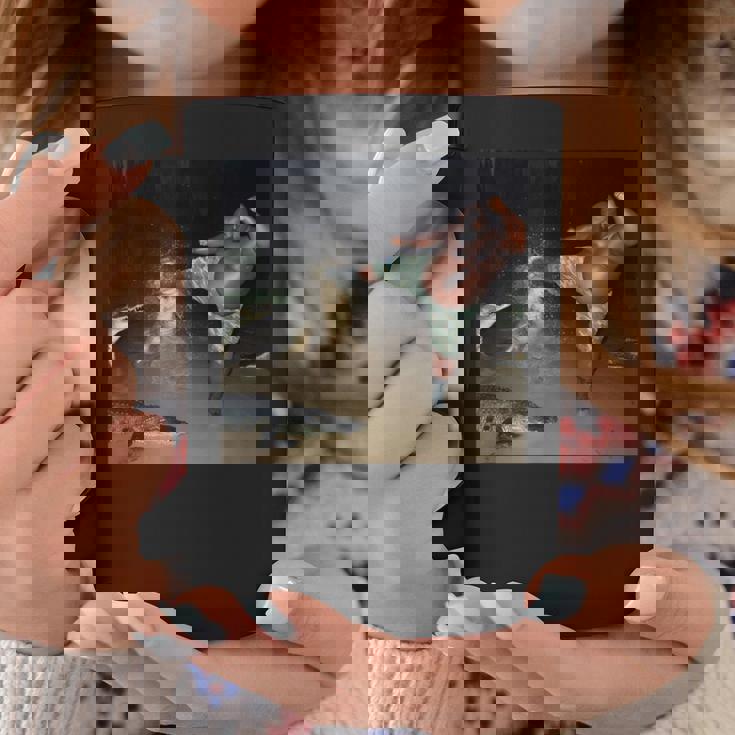 ワニを蹴る男 コーヒーマグ 面白い贈り物