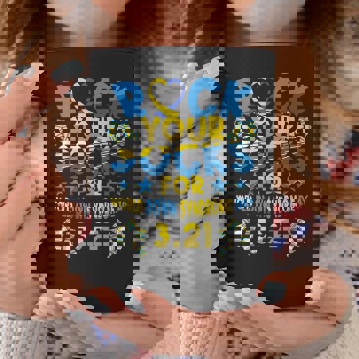 世界ダウン症デー321啓発に向けて、靴を履いて頑張ろう コーヒーマグ 面白い贈り物