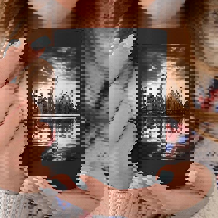 反射写真付き都市のモノクロ写真 コーヒーマグ 面白い贈り物