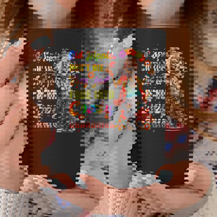 年老いたヒッピーは死なない、ただ狂ったおばあちゃんに消えていくだけ コーヒーマグ 面白い贈り物