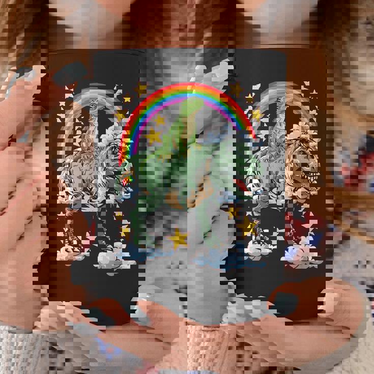 恐竜恐竜に乗る緑のイグアナ コーヒーマグ 面白い贈り物