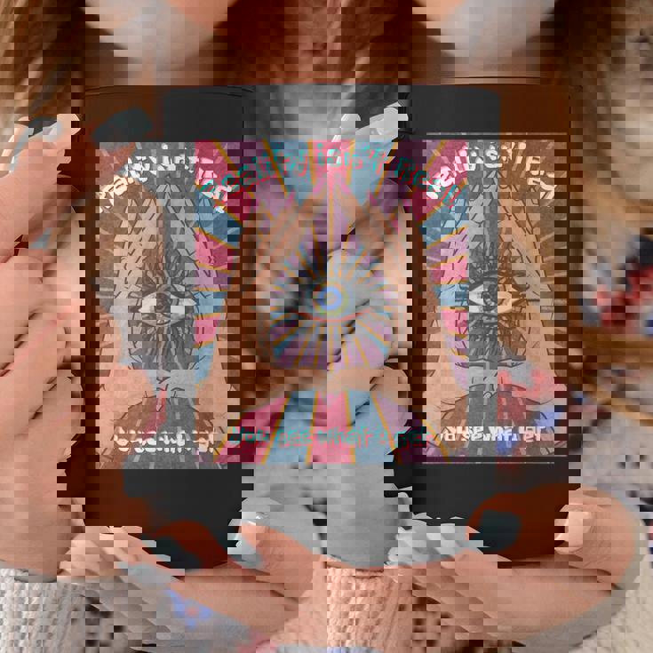 手、三角形、すべてが見える目を持つイルミナティデザイン。 コーヒーマグ 面白い贈り物