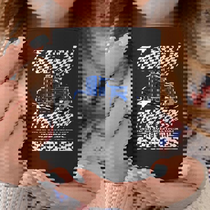 メンズ 普通のトラッカービッグリグトラックドライバーのようなタトゥーの入ったトラッカー コーヒーマグ 面白い贈り物