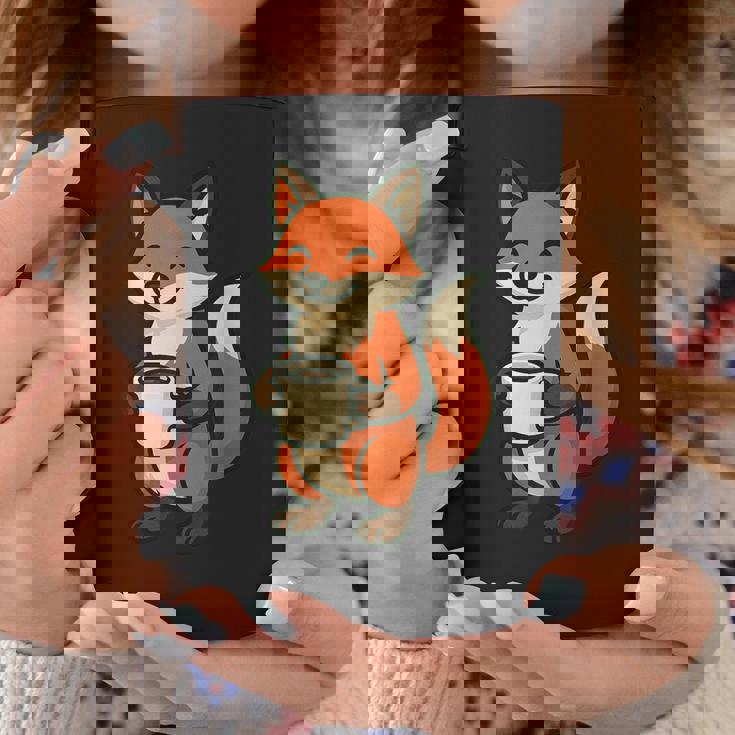 朝のコーヒーを楽しむ居心地の良いキツネ。 コーヒーマグ 面白い贈り物