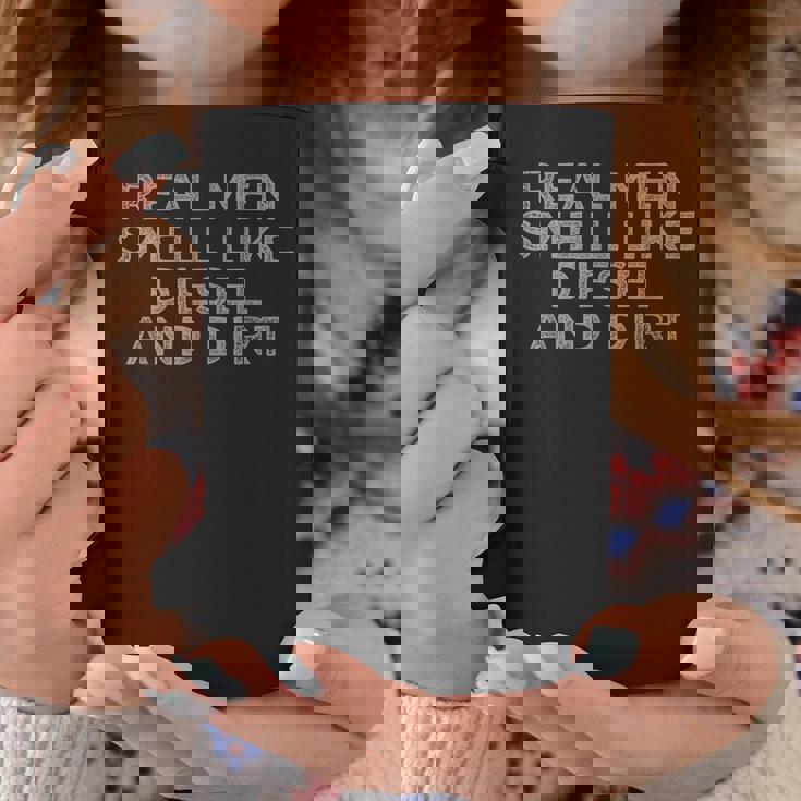 本物の男性はディーゼルとダートのようなにおいがします。 コーヒーマグ 面白い贈り物