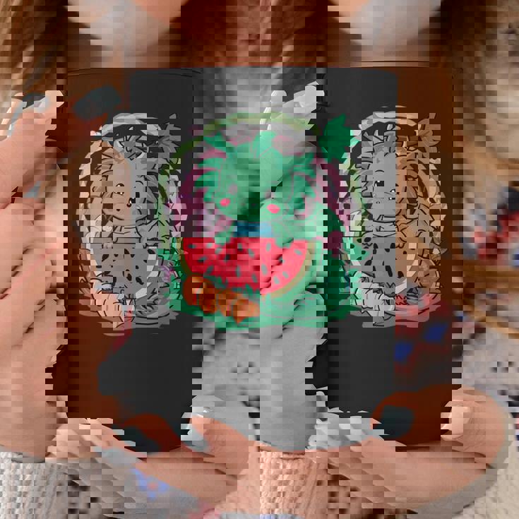 桃とスイカの漫画かわいいドラゴン コーヒーマグ 面白い贈り物