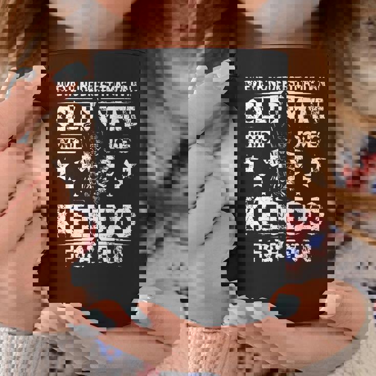 楽しみのために剣道をする老人を決して過小評価しないでください。 コーヒーマグ 面白い贈り物