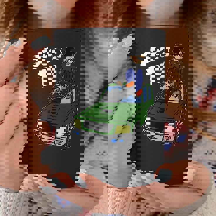 横転した車の屋根を板金するようす コーヒーマグ 面白い贈り物