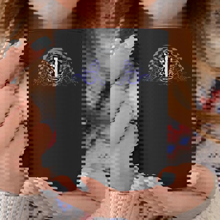 水曜日シリーズ 窓にウェンズデーネバーモアのロゴ。 コーヒーマグ 面白い贈り物