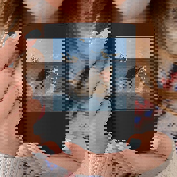 猫を噛むサメの面白いアートと猫好きの面白い猫とサメ。 コーヒーマグ 面白い贈り物