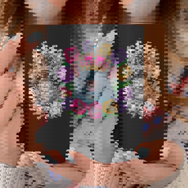 王冠とカラフルなチューリップを持つかわいいチンチラ コーヒーマグ 面白い贈り物