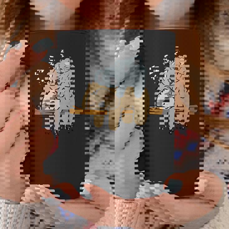 眠っているかわいい怠け者ナマケモノ ベビーコアラ ママベア昼寝 コーヒーマグ 面白い贈り物