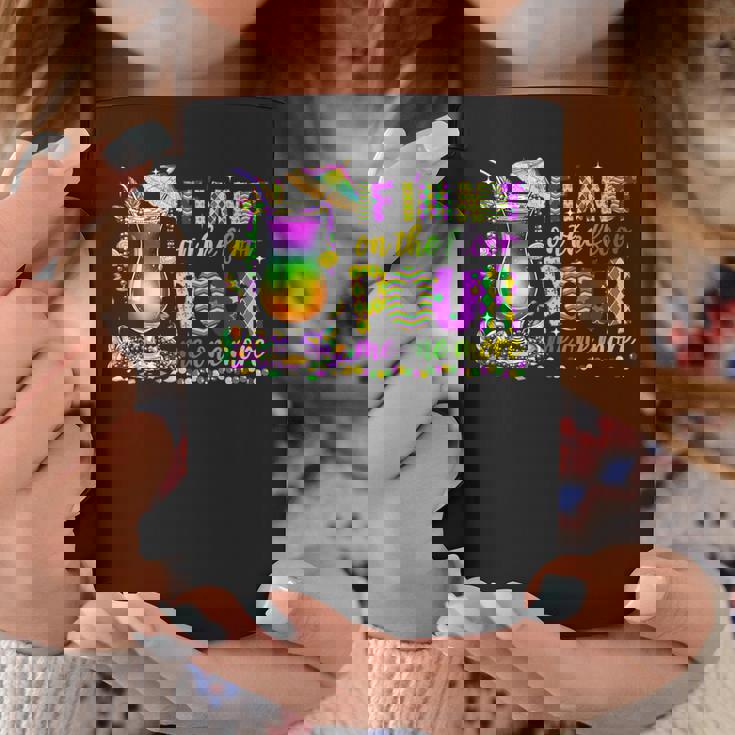 私が床にいないなら、マルディグラ（2025）をもう一杯注いでください コーヒーマグ 面白い贈り物