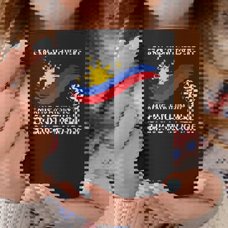 私はドゥテルテのtシャツを着て立っています。私は何の役にも立たないフィリピン人ではありません コーヒーマグ 面白い贈り物