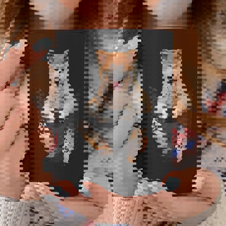 秋田愛好家のためのポケットの中の面白い秋田犬 コーヒーマグ 面白い贈り物