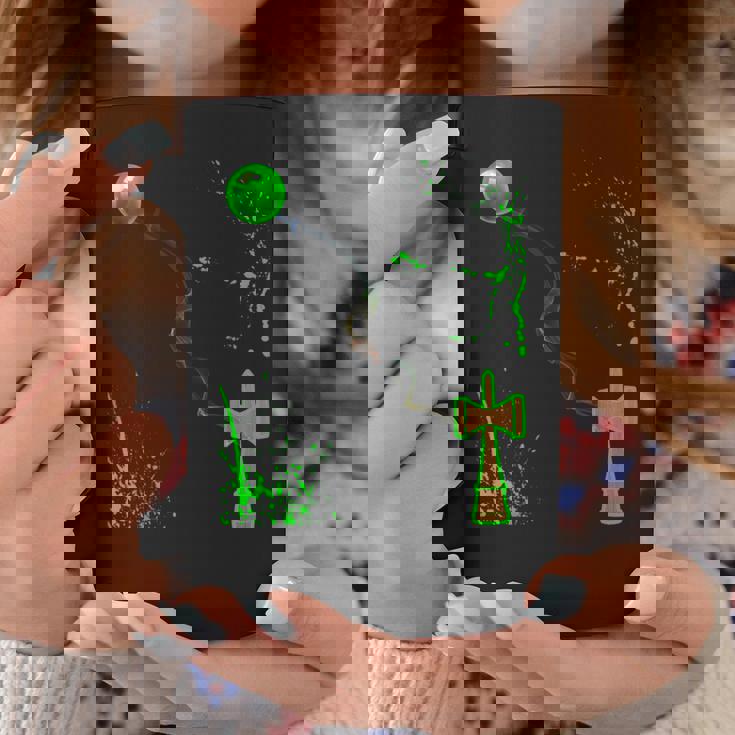 緑のスプレーの木のけん玉を渡ってガラスの球体に煙の波 コーヒーマグ 面白い贈り物