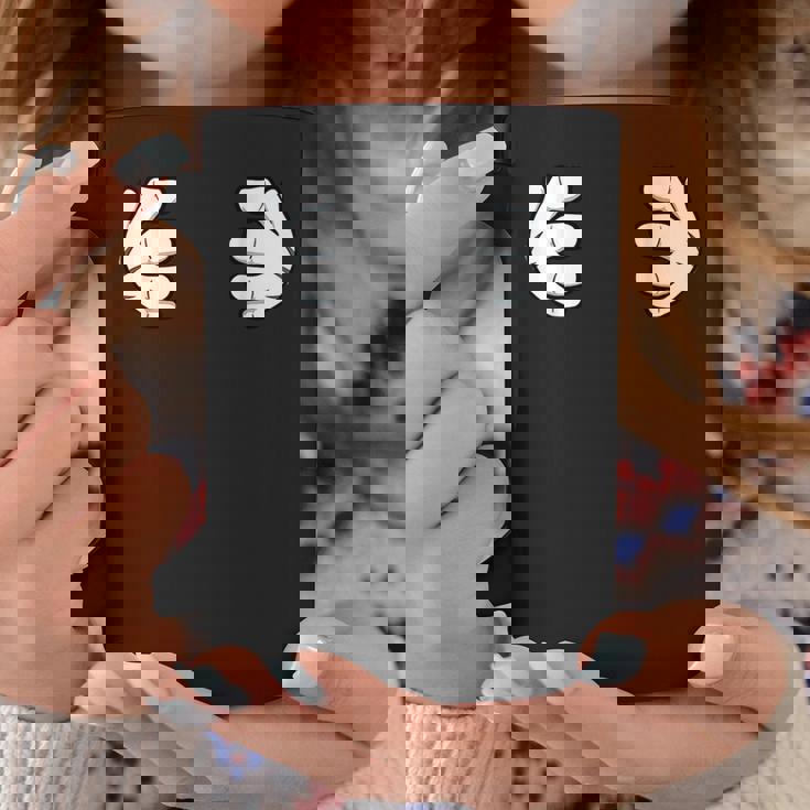 胸に手を当てる コーヒーマグ 面白い贈り物