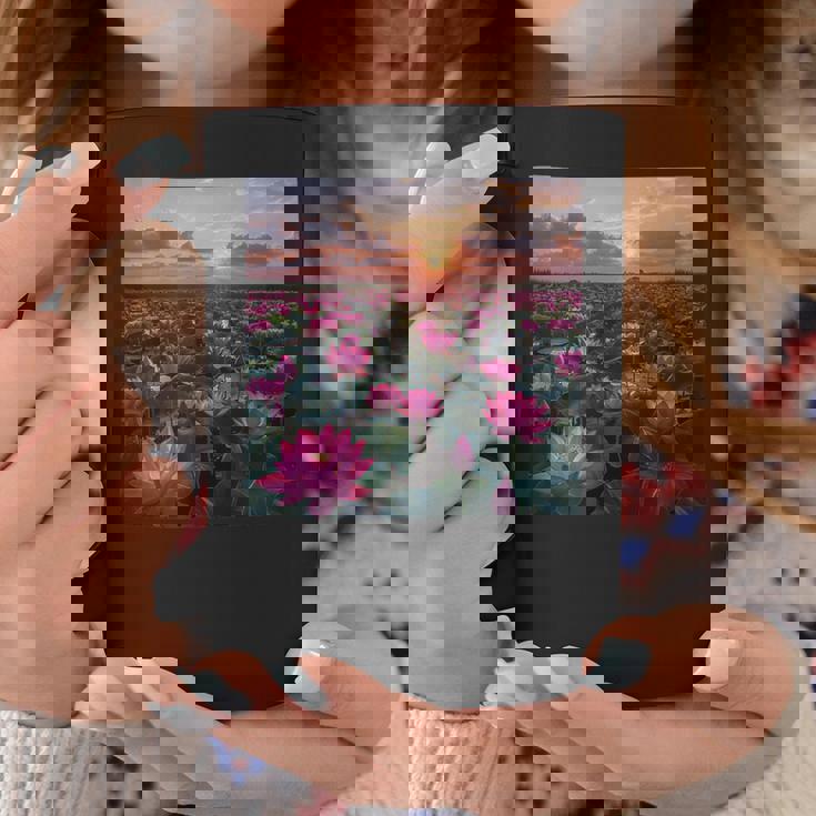 蓮の花畑 美しい夕日のグラフィック コーヒーマグ 面白い贈り物