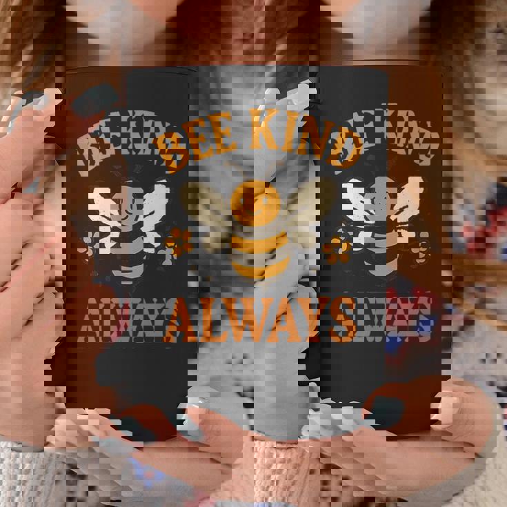 蜂はいつも優しく。先生の優しさ コーヒーマグ 面白い贈り物