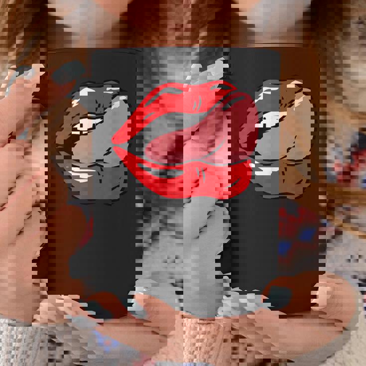 赤い唇を舐めるロックンロールグラフィック。 コーヒーマグ 面白い贈り物