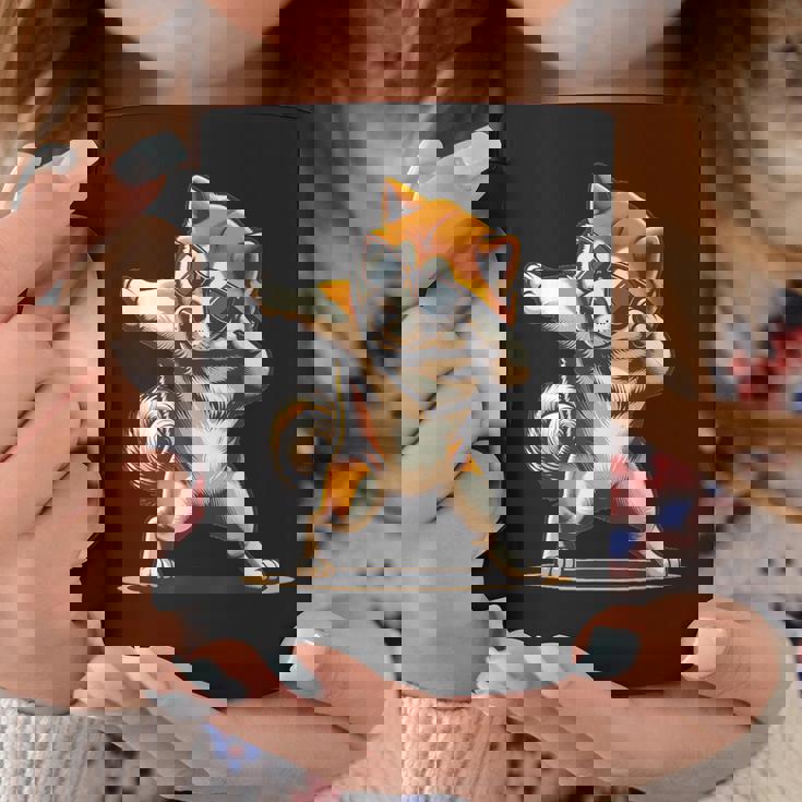 軽く叩く秋田犬 踊る軽く叩く犬 コーヒーマグ 面白い贈り物