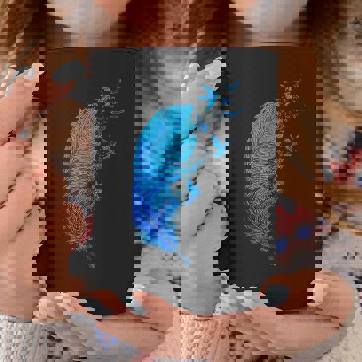 青い羽と鳥が飛んでいる青い羽 キュートでスタイリッシュ コーヒーマグ 面白い贈り物