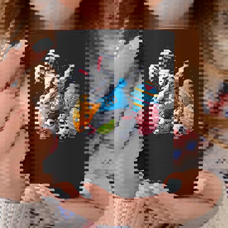 面白いイースターバニーとサッカーボールで軽くたたくイースターバニー。 コーヒーマグ 面白い贈り物