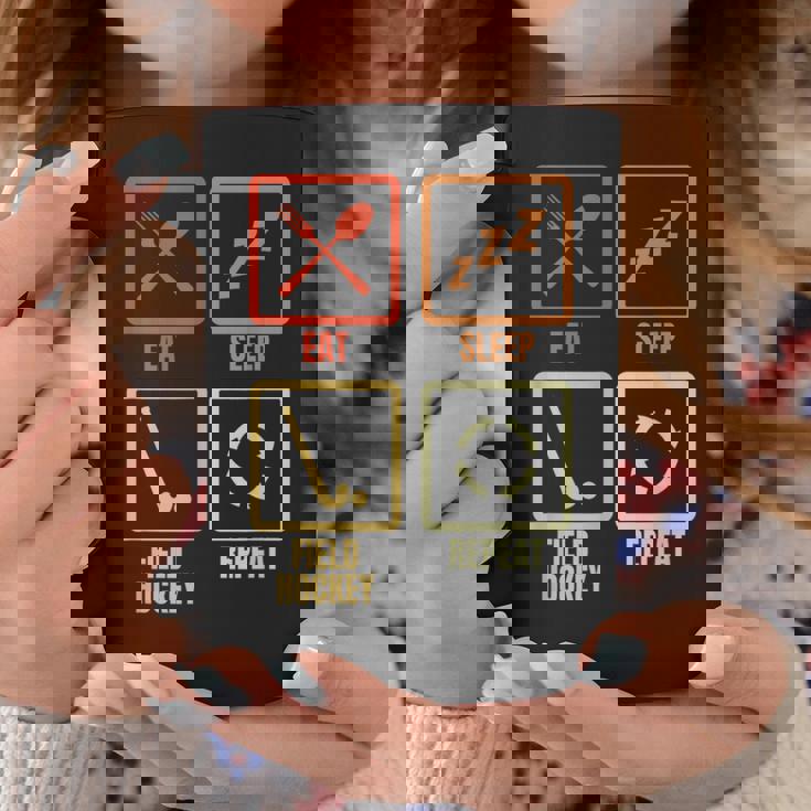 食べる寝るフィールドホッケーの繰り返し コーヒーマグ 面白い贈り物