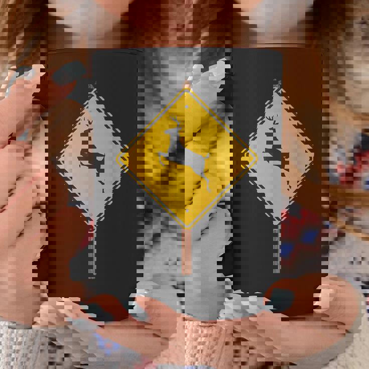 鹿を渡る道路標識コスチューム コーヒーマグ 面白い贈り物