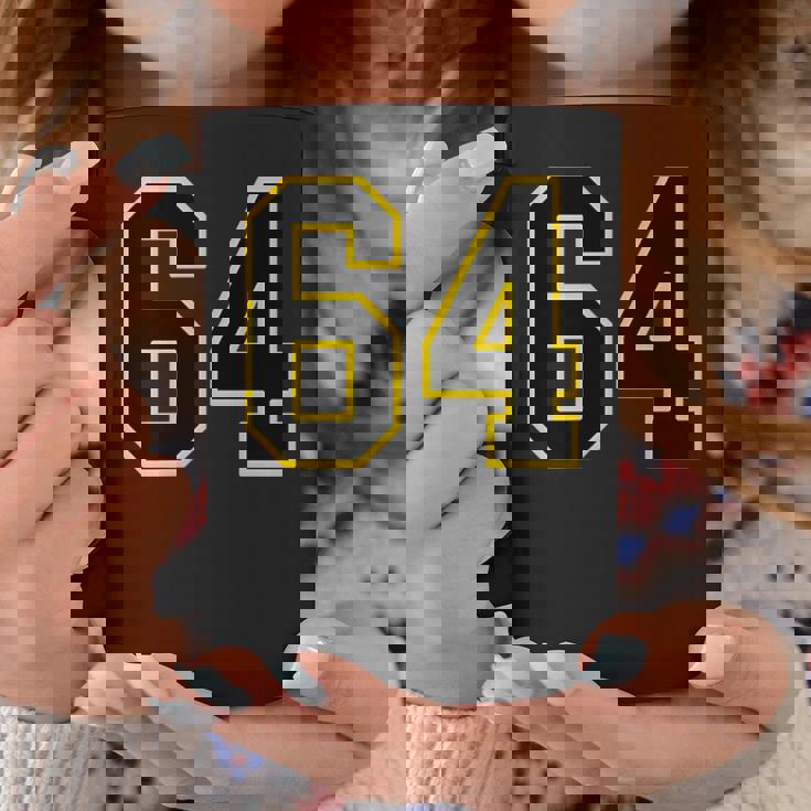 黒と黄色のカレッジスポーツスタイルの64番。 コーヒーマグ 面白い贈り物