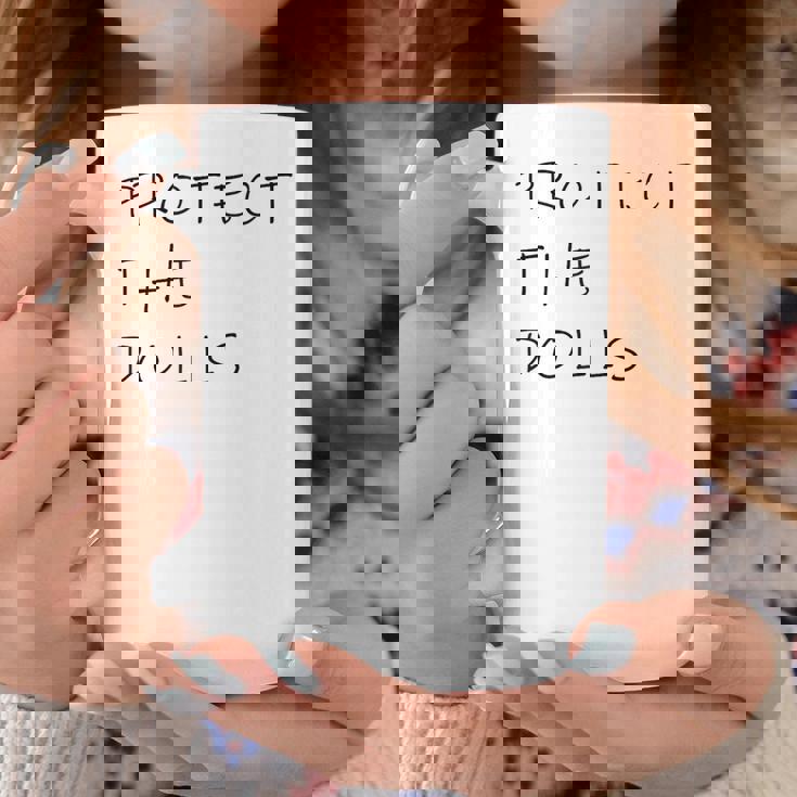 Protect The Dolls。 コーヒーマグ 面白い贈り物