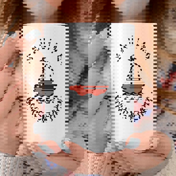 Sailing Makes Me Happy レッド ヨット コーヒーマグ 面白い贈り物
