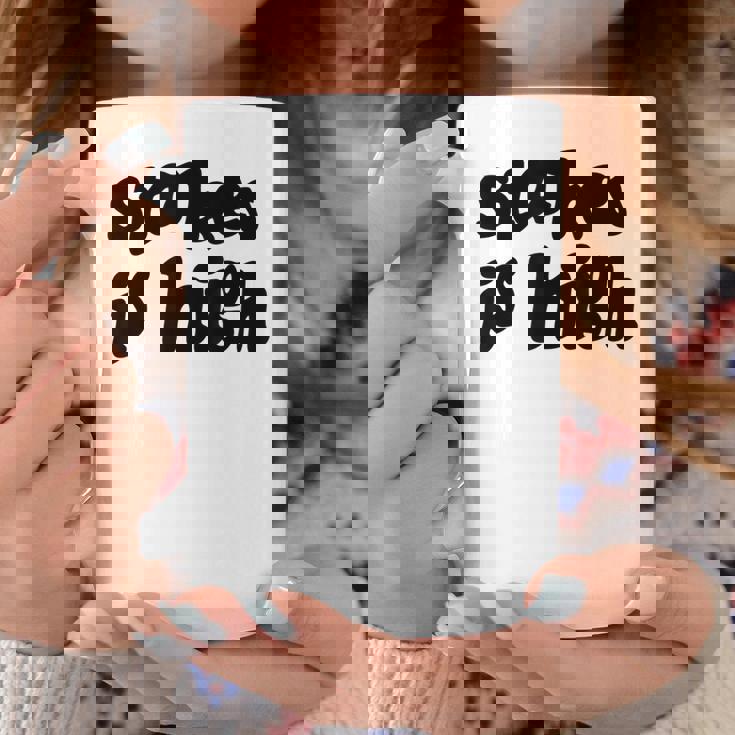 Stakes Is High コーヒーマグ 面白い贈り物