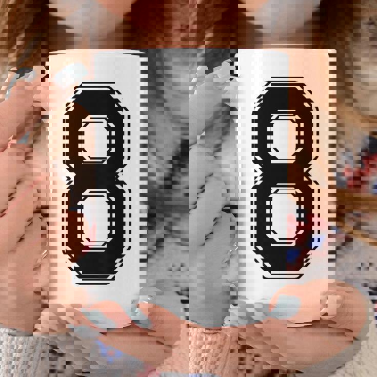 【バックプリント・背中側】8 数字 背番号 ユニフォーム ナンバー【ブラック／黒 の文字】スポーツ 練習着 部活 コーヒーマグ 面白い贈り物