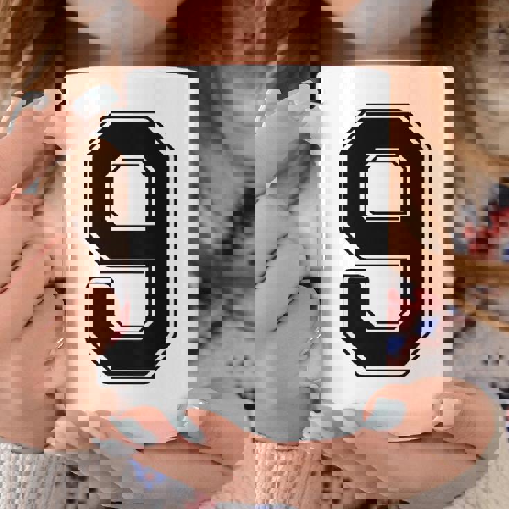 【バックプリント・背中側】9 数字 背番号 ユニフォーム ナンバー【ブラック／黒 の文字】スポーツ 練習着 部活 コーヒーマグ 面白い贈り物