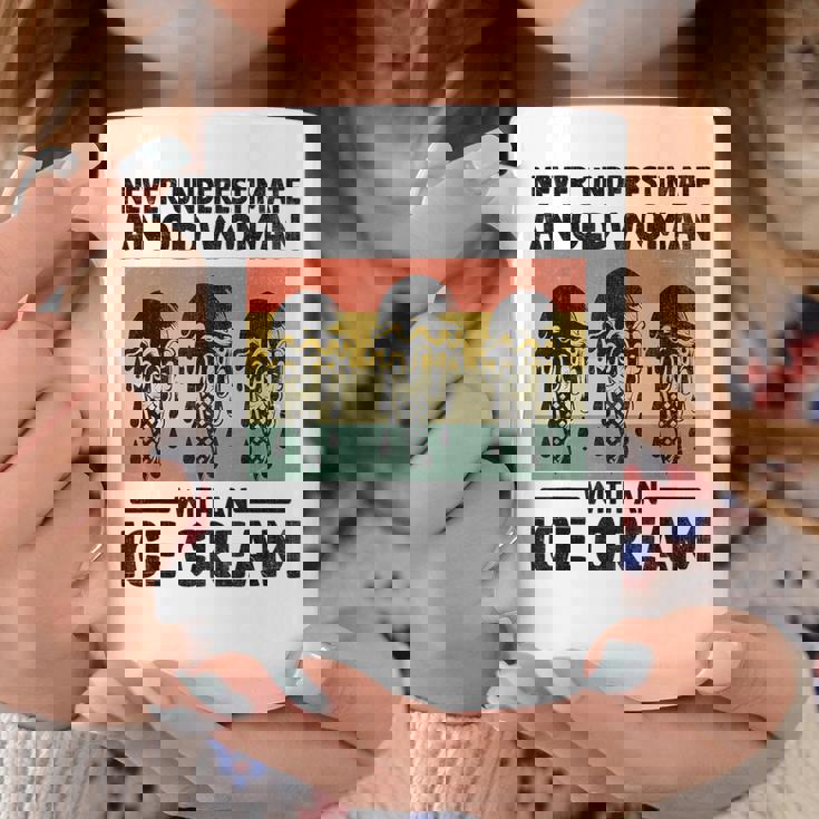 アイスクリームを持った老婆を決して過小評価しない コーヒーマグ 面白い贈り物