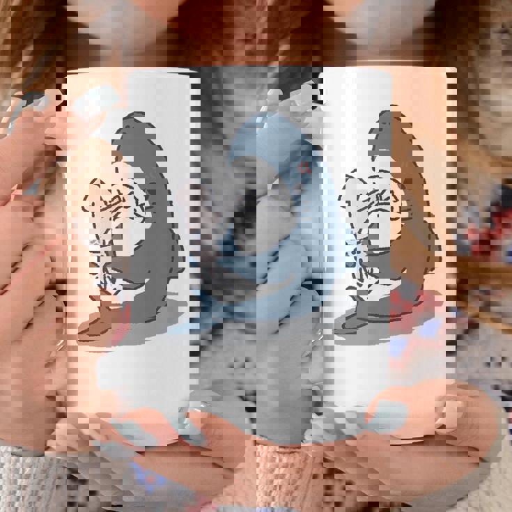 イカを噛み切ることができないサメ コーヒーマグ 面白い贈り物