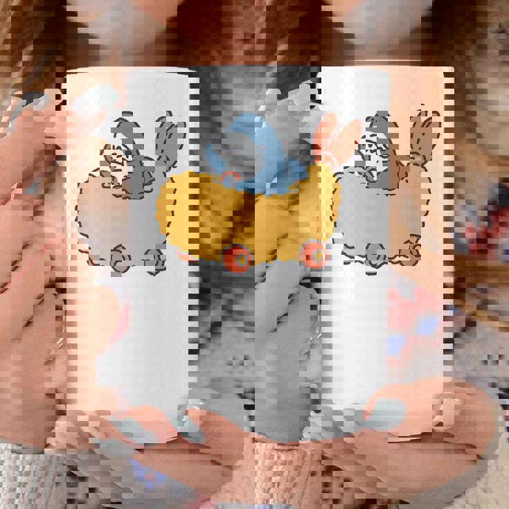 エビフライのくるまを運転するサメ コーヒーマグ 面白い贈り物