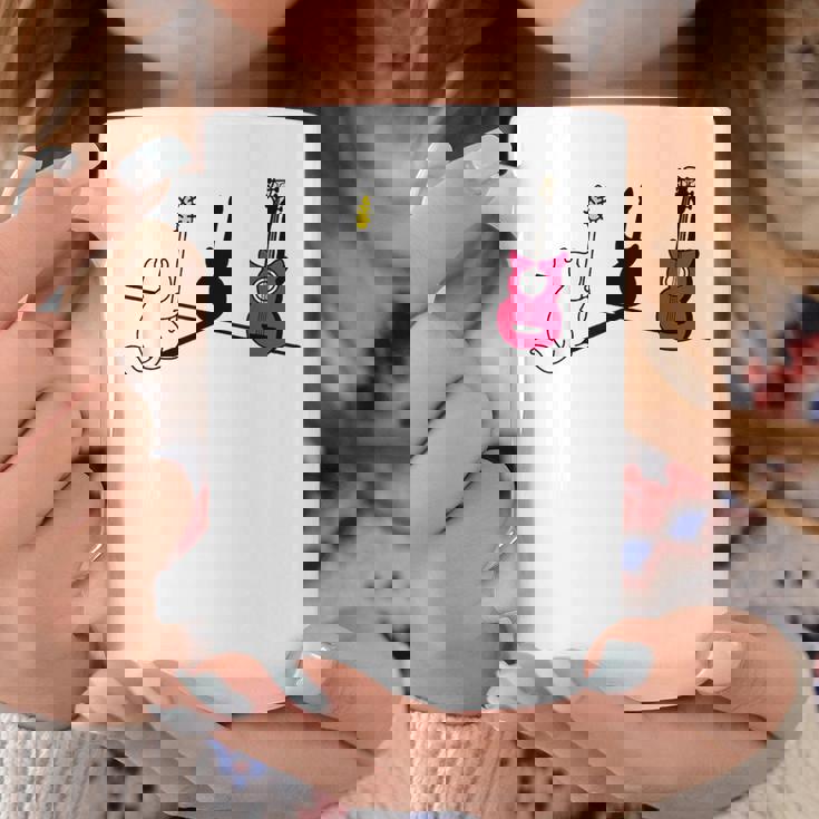 ギターの影を作る猫デザイン コーヒーマグ 面白い贈り物