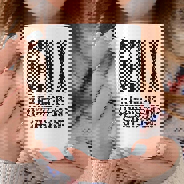 コーヒーと皮肉なユーモアに刺激された面白いジェネレーションx Gen X コーヒーマグ 面白い贈り物