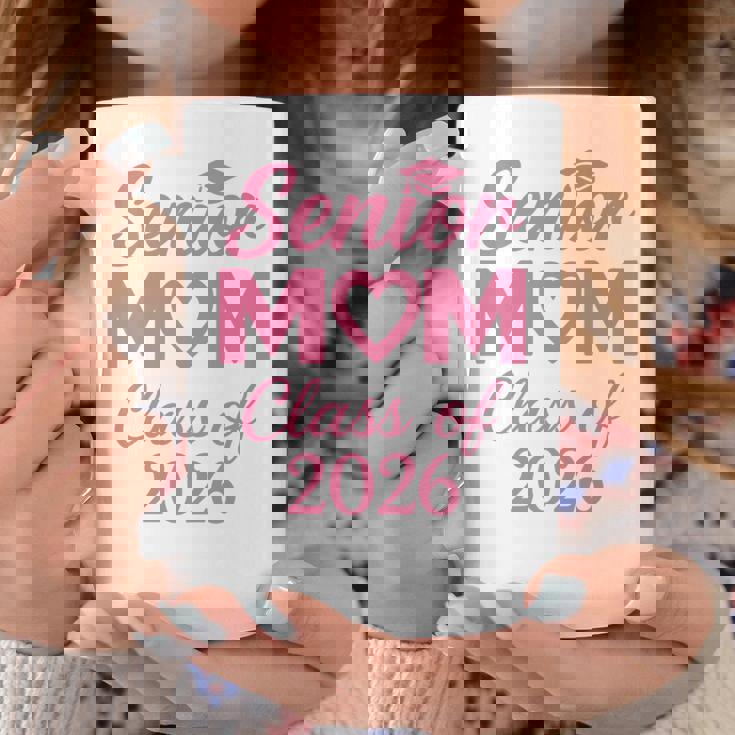 シニアママクラス 2026年 ピンク プラウド 卒業 母 卒業 長袖tシャツ コーヒーマグ 面白い贈り物