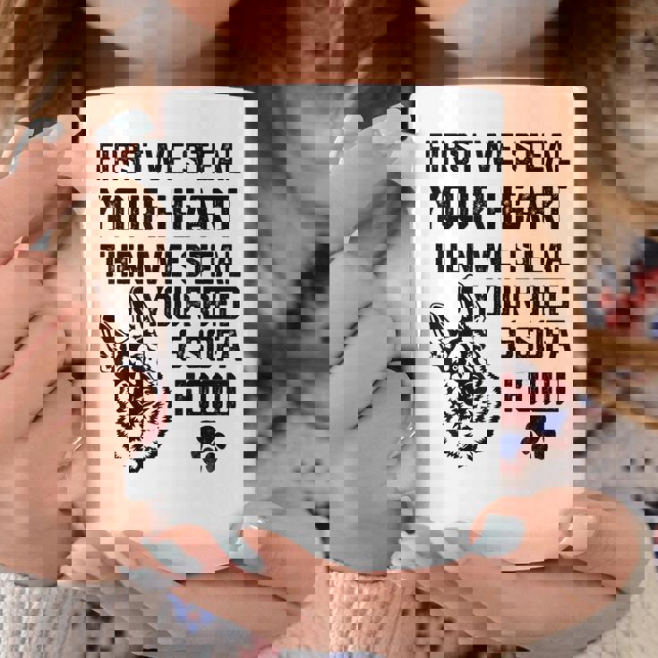 ジャーマン・シェパードはあなたの心を盗みますあなたのベッドとソファを盗みます コーヒーマグ 面白い贈り物