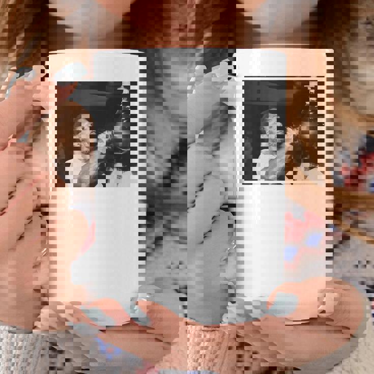 ジョー・フレイジャーが2度目のムハンマド・アリボクシングファイトに備える コーヒーマグ 面白い贈り物