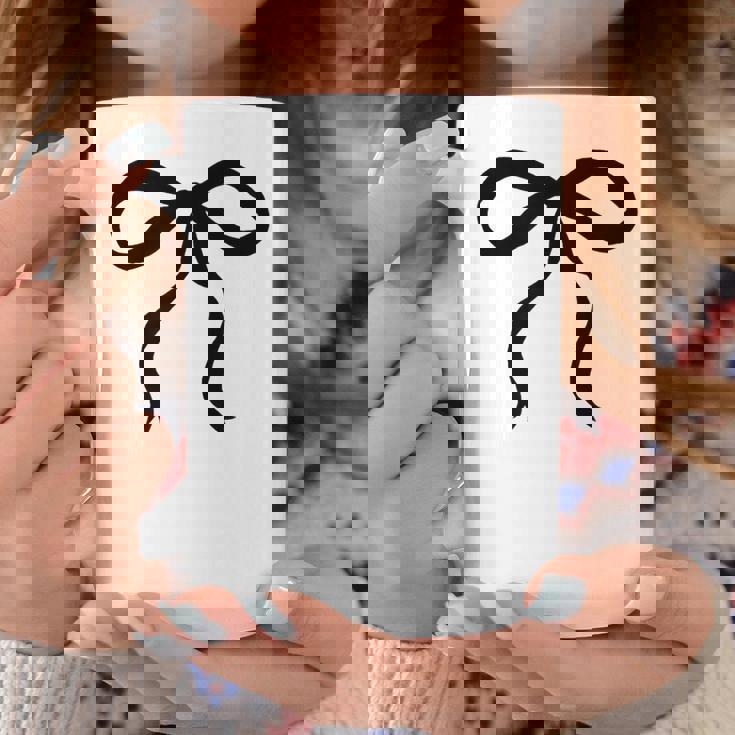 タンサンドベージュにかわいいブラックリボンリボンの美的 コーヒーマグ 面白い贈り物