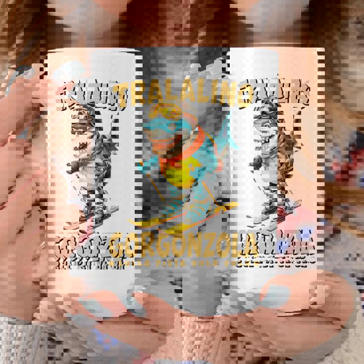 トララリーノ・ゴルゴンゾーラ – トララレロチーズミッションのスキーシャーク。 長袖tシャツ コーヒーマグ 面白い贈り物